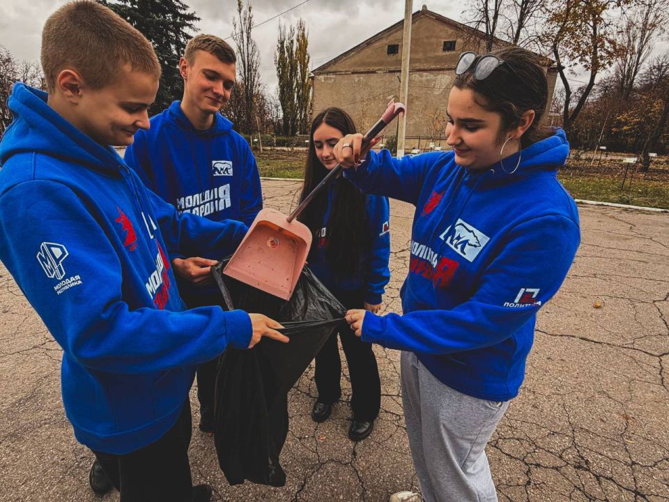 Активисты Молодёжки Горловки провели уборку