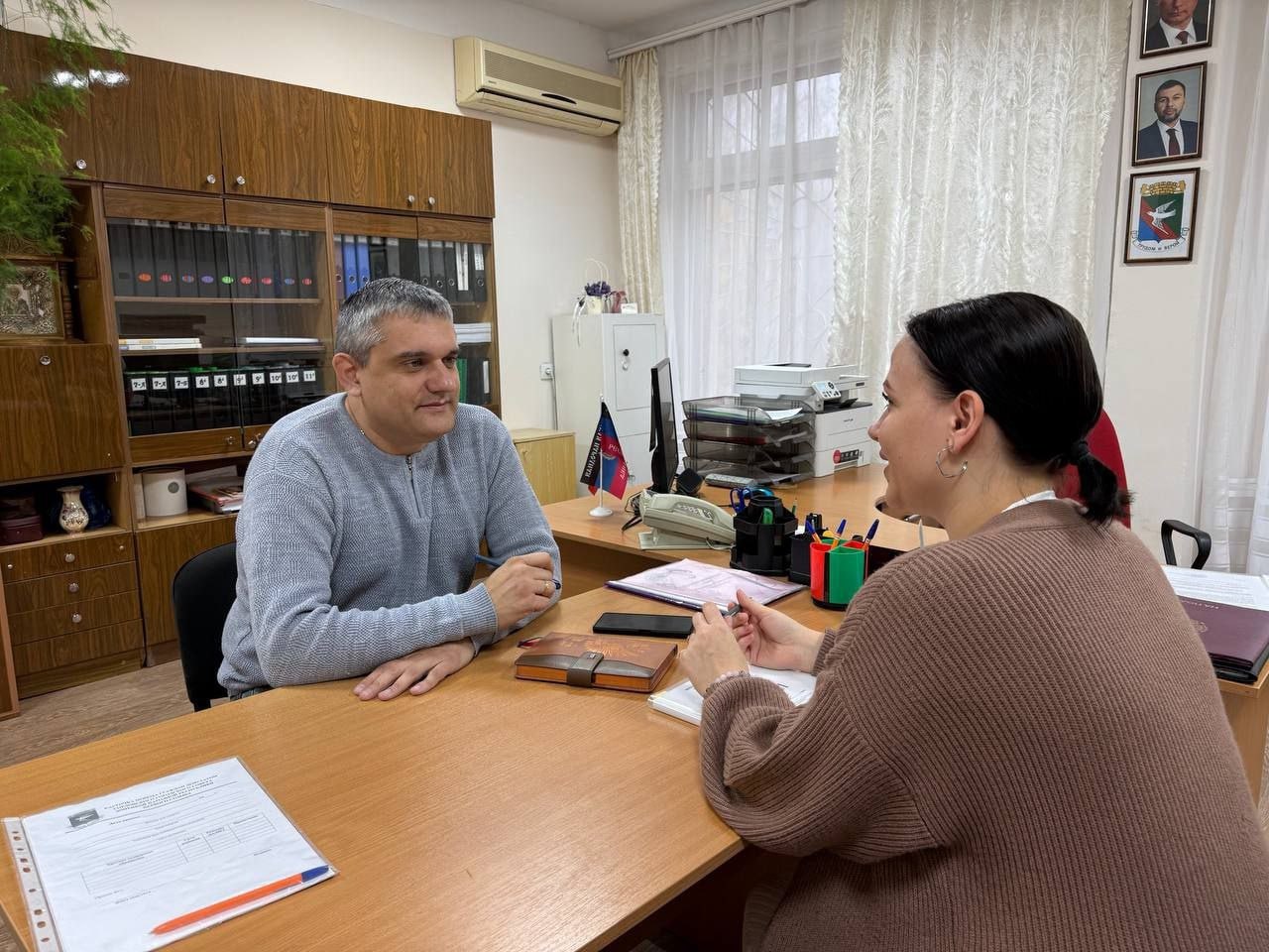 Роман Конев: 5 ноября 2025 года состоялся выездной приём граждан депутатом Горловского городского совета Донецкой Народной Республики первого созыва Павлом Калфакчияном в ГБОУ «Гимназия «Интеллект» г.о. Горловка»