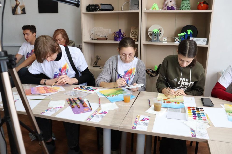 Вдохновение в потоке: горловская молодёжь узнала секреты живописи в АДИ ДонНТУ Вдохновение в потоке: горловская молодёжь узнала секреты живописи в АДИ ДонНТУ