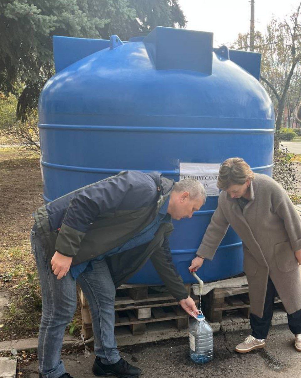 Роман Конев: 6 ноября 2025 года депутаты Горловского городского совета Донецкой Народной Республики от фракции «Единая Россия» – Наталия Ботвина, Алексей Костин, Светлана Евсеенко, осуществили подвоз воды гражданам Роман Конев: 6 ноября 2025 года депутаты Горловского городского совета Донецкой Народной Республики от фракции «Единая Россия» – Наталия Ботвина, Алексей Костин, Светлана Евсеенко, осуществили подвоз воды гражданам