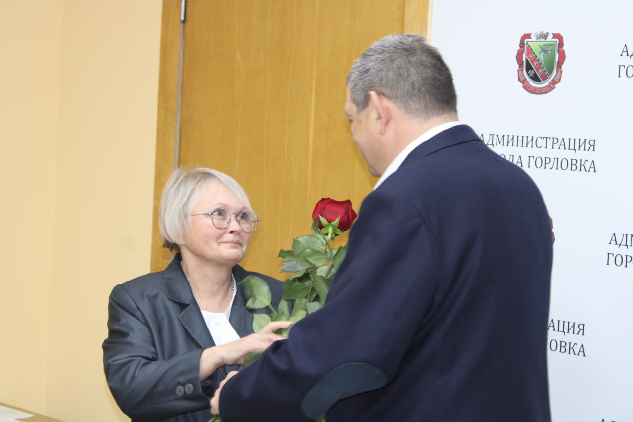 Иван Приходько: Сегодня руководитель Управы Никитовского внутригородского района города Горловка администрации городского округа Горловка Донецкой Народной Республики Ирина Михайловна Джеломанова была удостоена Звания... Иван Приходько: Сегодня руководитель Управы Никитовского внутригородского района города Горловка администрации городского округа Горловка Донецкой Народной Республики Ирина Михайловна Джеломанова была удостоена Звания...