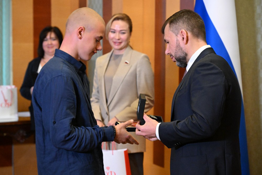 Денис Пушилин: С сенатором РФ Натальей Никоноровой вручили юным героям Александру Скакуну, Александру Маршалу и Всеволоду Новикову медали Совета Федерации «За проявленное мужество» Денис Пушилин: С сенатором РФ Натальей Никоноровой вручили юным героям Александру Скакуну, Александру Маршалу и Всеволоду Новикову медали Совета Федерации «За проявленное мужество»