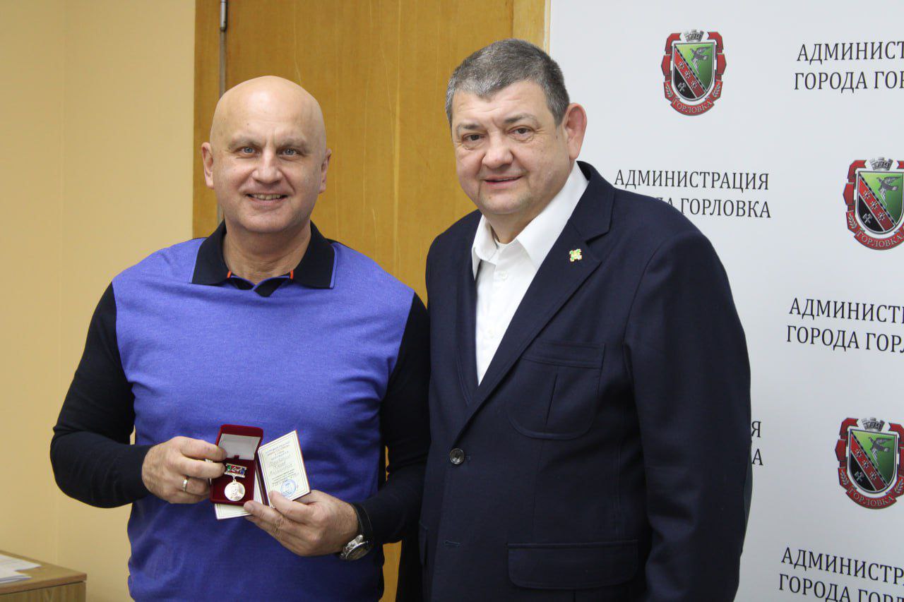 Иван Приходько: Сегодня я имел честь вручить заслуженные награды самым выдающимся жителям Горловки, Города воинской славы и трудовой доблести Иван Приходько: Сегодня я имел честь вручить заслуженные награды самым выдающимся жителям Горловки, Города воинской славы и трудовой доблести