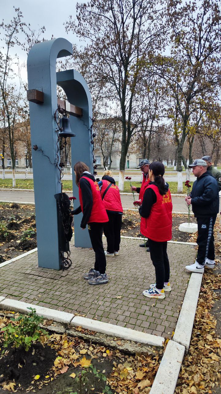 Иван Приходько: Во время визита в Горловку артисты цирковой труппы Эдгарда Запашного посетили ряд социальных учреждений, а также почтили минутой молчания светлую память невинно убиенных горловчан и возложили цветы к подножию... Иван Приходько: Во время визита в Горловку артисты цирковой труппы Эдгарда Запашного посетили ряд социальных учреждений, а также почтили минутой молчания светлую память невинно убиенных горловчан и возложили цветы к подножию...