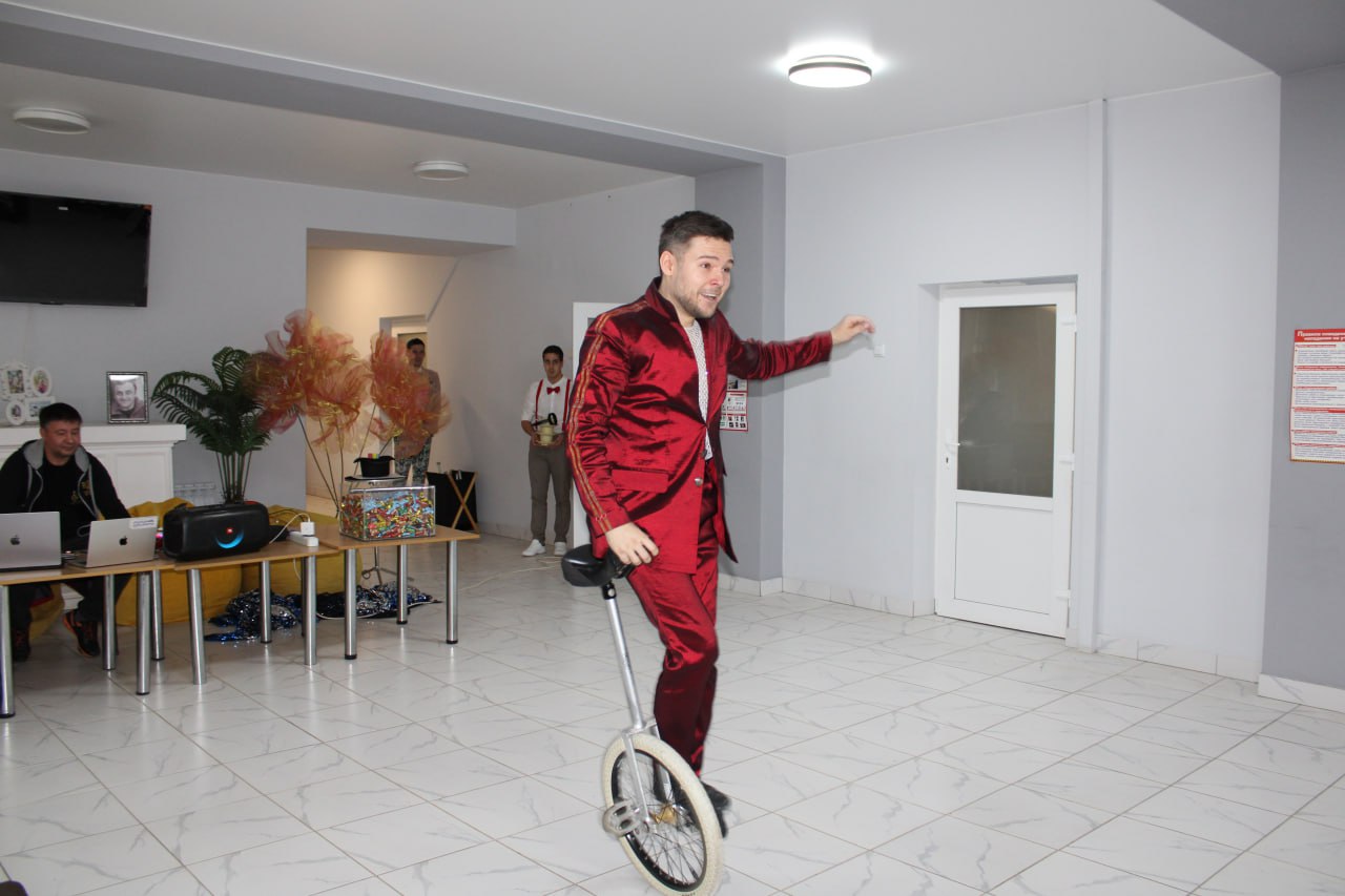 Иван Приходько: Сегодня Город воинской славы и трудовой доблести Горловку с дружеским визитом посетили представитель известной цирковой династии, народный артист Российской Федерации, генеральный директор Большого... Иван Приходько: Сегодня Город воинской славы и трудовой доблести Горловку с дружеским визитом посетили представитель известной цирковой династии, народный артист Российской Федерации, генеральный директор Большого...