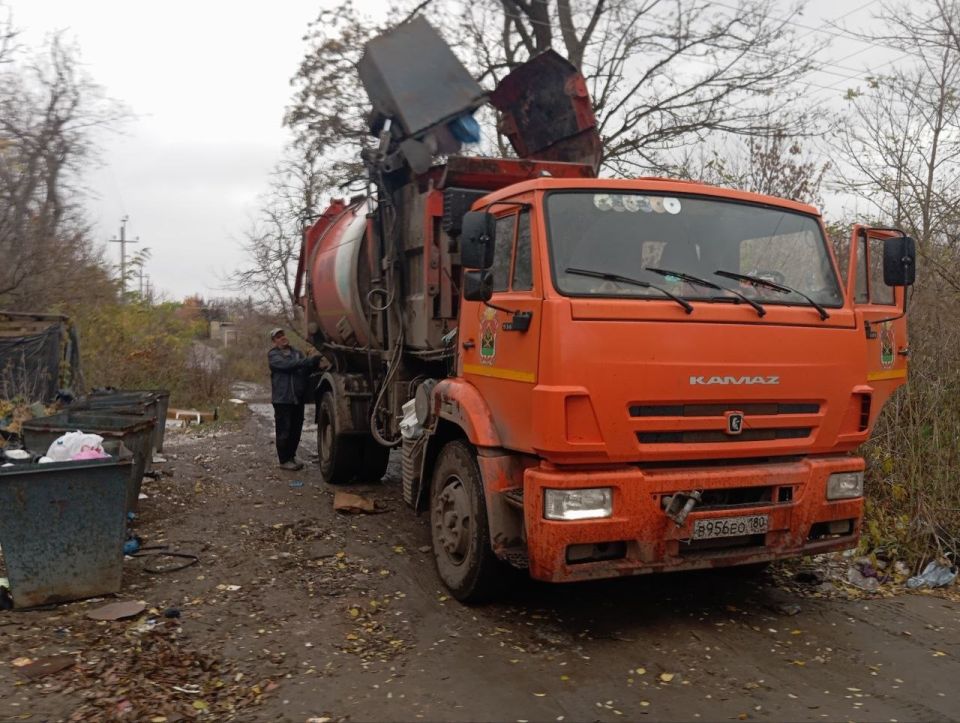 Горловским филиалом ГУП ДНР «ДОНСНАБКОМПЛЕКТ» ежедневно производится работа по вывозу твердых коммунальных отходов согласно утвержденному графику с территории города на полигон Горловским филиалом ГУП ДНР «ДОНСНАБКОМПЛЕКТ» ежедневно производится работа по вывозу твердых коммунальных отходов согласно утвержденному графику с территории города на полигон