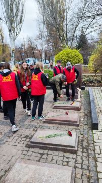 Иван Приходько: Во время визита в Горловку артисты цирковой труппы Эдгарда Запашного посетили ряд социальных учреждений, а также почтили минутой молчания светлую память невинно убиенных горловчан и возложили цветы к подножию...