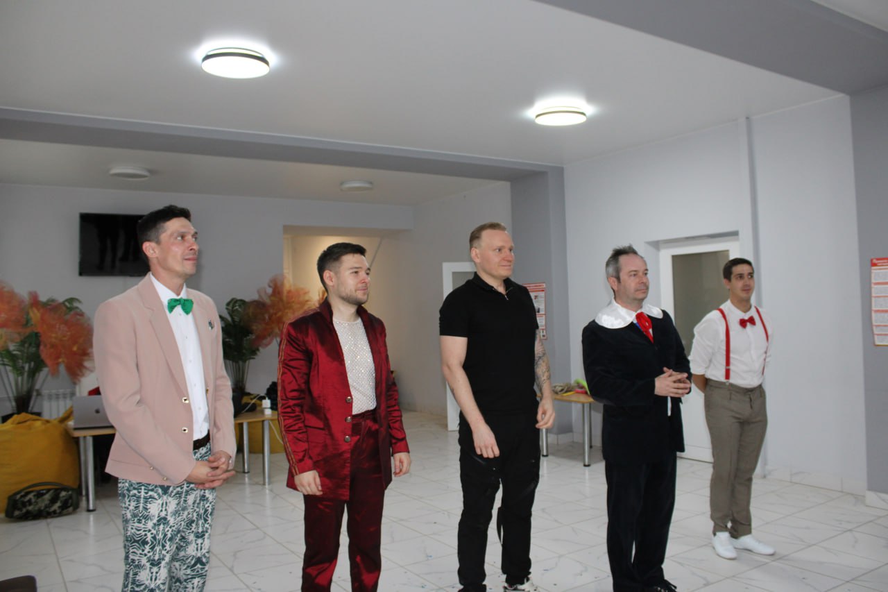 Иван Приходько: Сегодня Город воинской славы и трудовой доблести Горловку с дружеским визитом посетили представитель известной цирковой династии, народный артист Российской Федерации, генеральный директор Большого... Иван Приходько: Сегодня Город воинской славы и трудовой доблести Горловку с дружеским визитом посетили представитель известной цирковой династии, народный артист Российской Федерации, генеральный директор Большого...