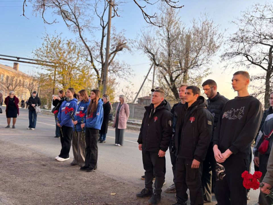 Активисты «Молодой Гвардии Единой России» Зугрэса открыли памятную Звезду Героя Активисты «Молодой Гвардии Единой России» Зугрэса открыли памятную Звезду Героя