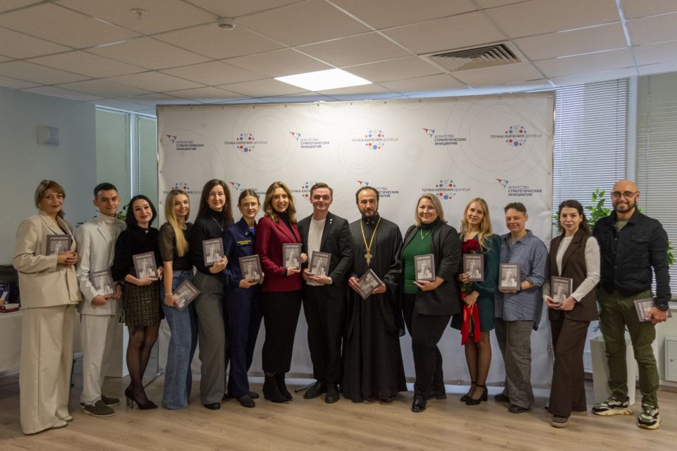 Город-герой и его истории. Член Общественной Палаты ДНР, руководитель Донецкого РО ВСКС Анна Артеева приняла участие в мероприятии на площадке «Точки кипения», где был представлен литературный сборник «Горловка. Это моя...