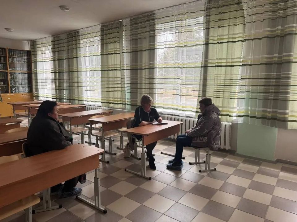 Роман Конев: 11 ноября 2025 года состоялся выездной приём граждан депутатом Горловского городского совета Донецкой Народной Республики первого созыва Еленой Кузьминой в ГБОУ «Школа № 50 г.о. Горловка» в Калининском районе...