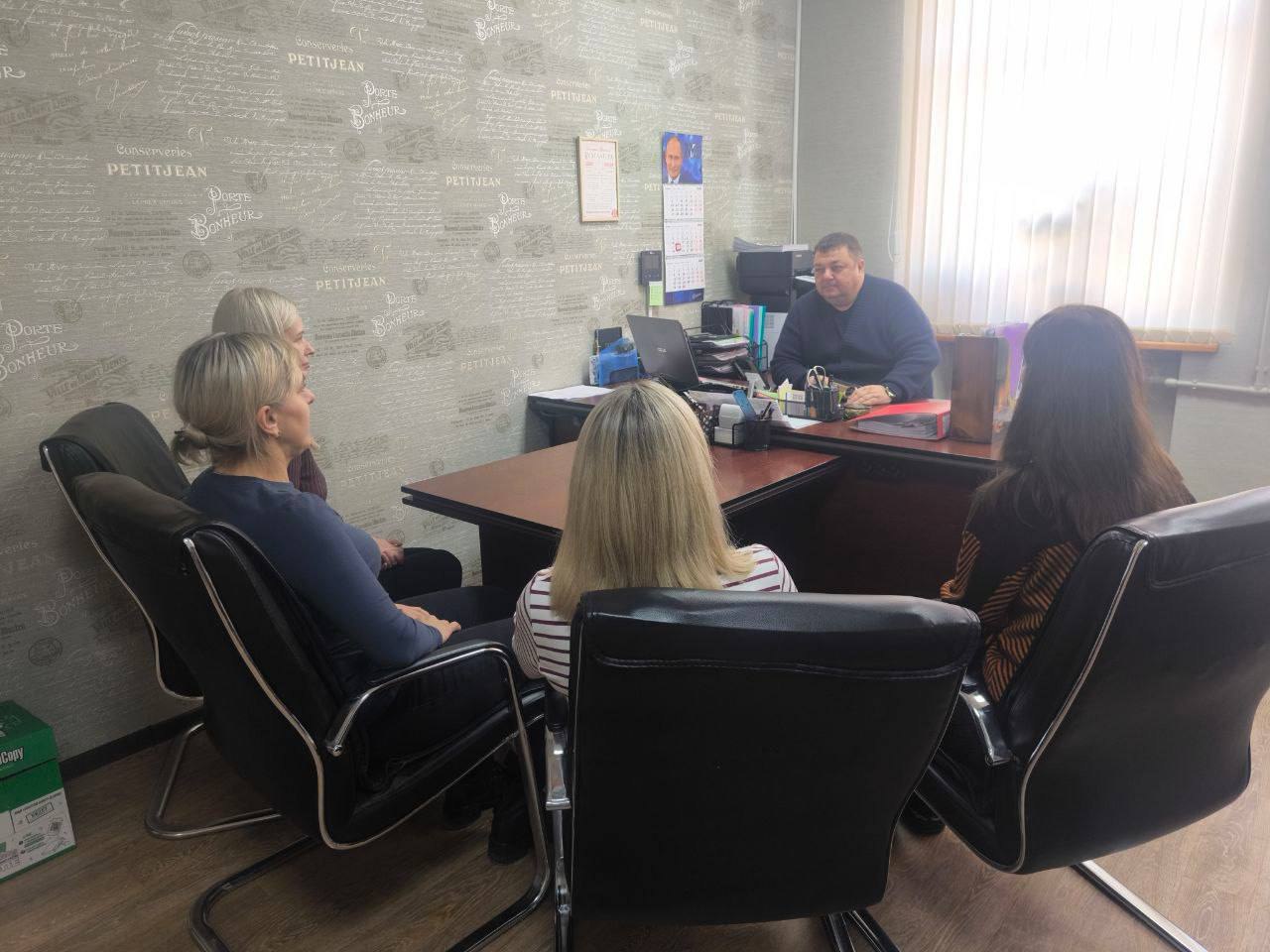 Роман Конев: СОСТОЯЛИСЬ ВСТРЕЧИ. 18 ноября 2025 года депутаты Горловского городского совета от фракции «Единая Россия» — Александр Кунов и Сергей Медведев в рамках исполнения поручения Главы Донецкой Народной Республики... Роман Конев: СОСТОЯЛИСЬ ВСТРЕЧИ. 18 ноября 2025 года депутаты Горловского городского совета от фракции «Единая Россия» — Александр Кунов и Сергей Медведев в рамках исполнения поручения Главы Донецкой Народной Республики...