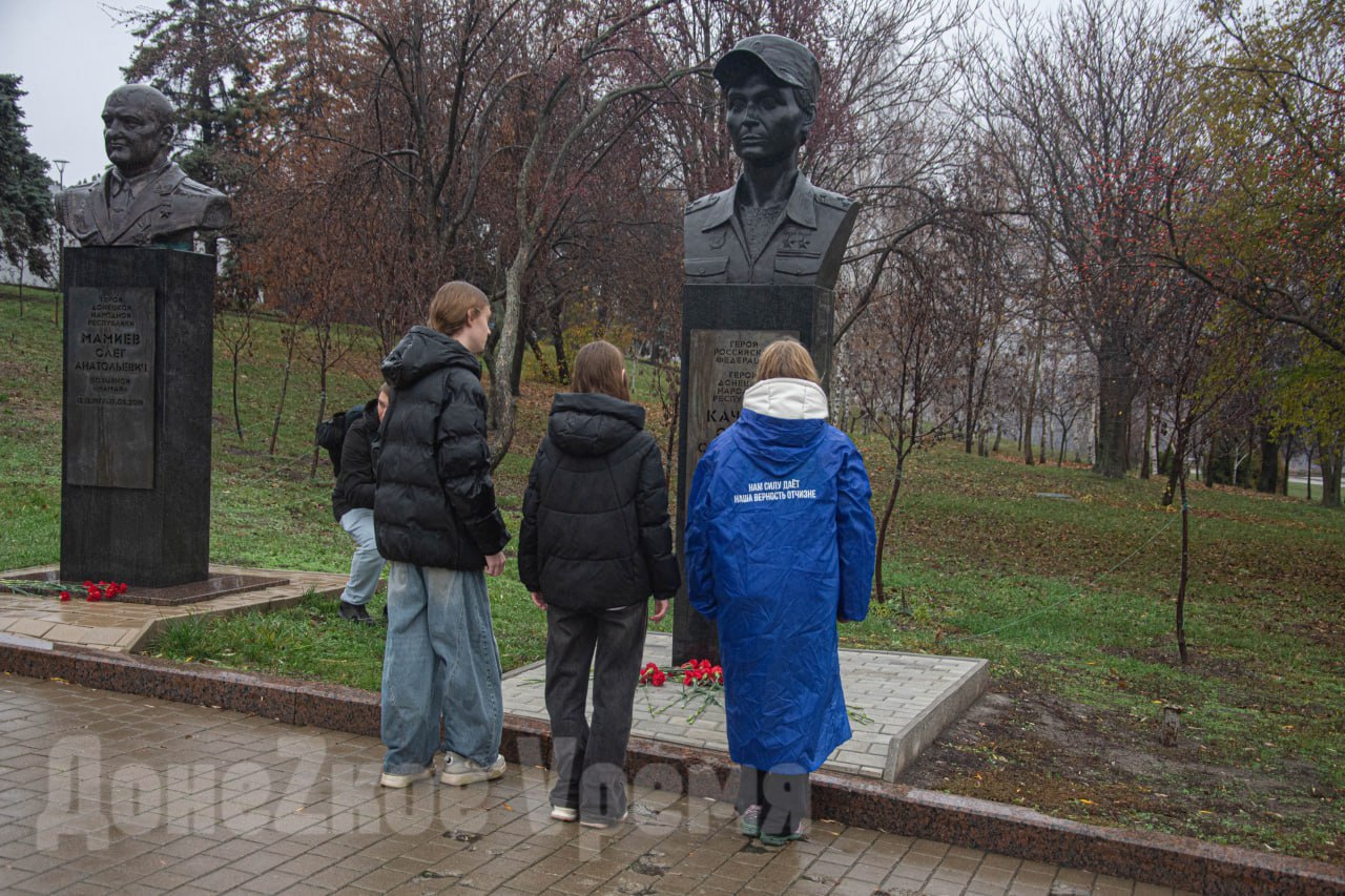“Этой женщиной восхищаются по-особенному”: в День ракетных войск и артиллерии молодежь почтила память Корсы “Этой женщиной восхищаются по-особенному”: в День ракетных войск и артиллерии молодежь почтила память Корсы