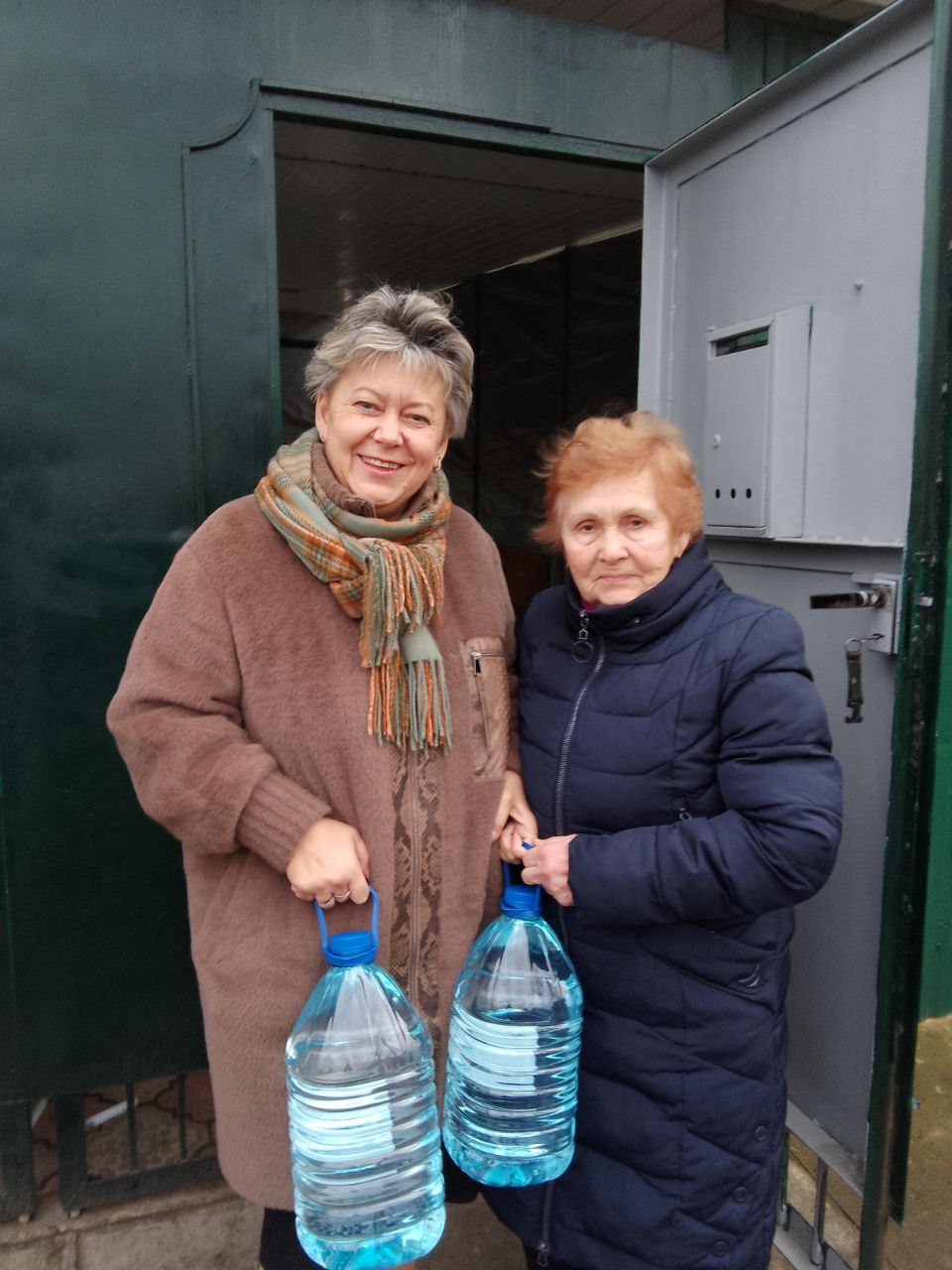 Роман Конев: 18 ноября 2025 года депутаты Горловского городского совета от фракции «Единая Россия» – Инает Розводова и Светлана Кочетова посетили пункты подвоза воды и осуществили подвоз воды Роман Конев: 18 ноября 2025 года депутаты Горловского городского совета от фракции «Единая Россия» – Инает Розводова и Светлана Кочетова посетили пункты подвоза воды и осуществили подвоз воды