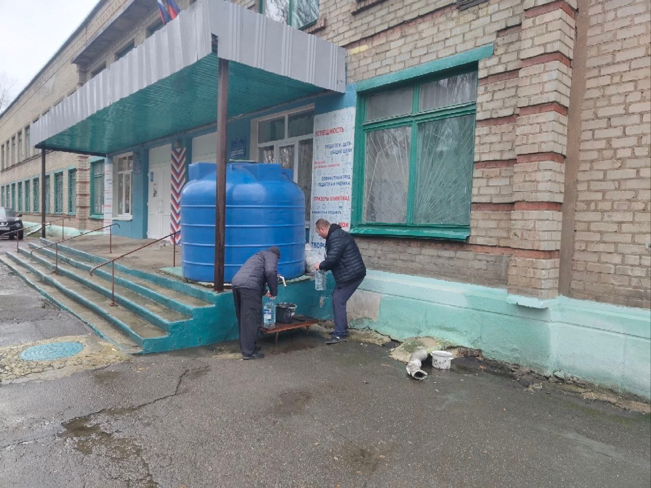 Роман Конев: 19 ноября 2025 года депутаты Горловского городского совета от фракции «Единая Россия» – Сергей Третьяков и Николай Гальченко – посетили места подвоза воды Роман Конев: 19 ноября 2025 года депутаты Горловского городского совета от фракции «Единая Россия» – Сергей Третьяков и Николай Гальченко – посетили места подвоза воды