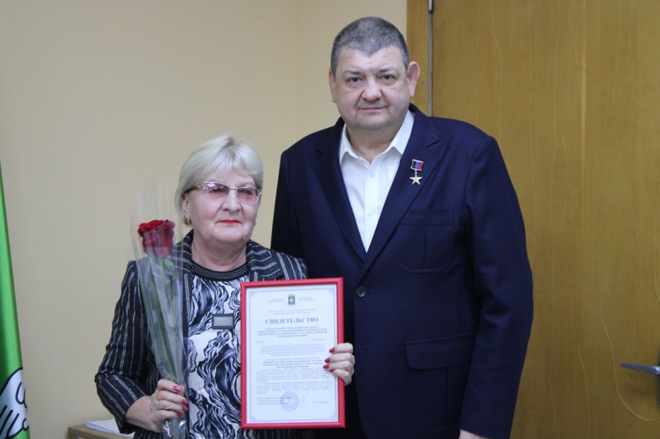 Иван Приходько: Сегодня вручил 4 свидетельства о регистрации Устава территориального общественного самоуправления (ТОС) в муниципальном образовании городского округа Горловка Донецкой Народной Республики Иван Приходько: Сегодня вручил 4 свидетельства о регистрации Устава территориального общественного самоуправления (ТОС) в муниципальном образовании городского округа Горловка Донецкой Народной Республики