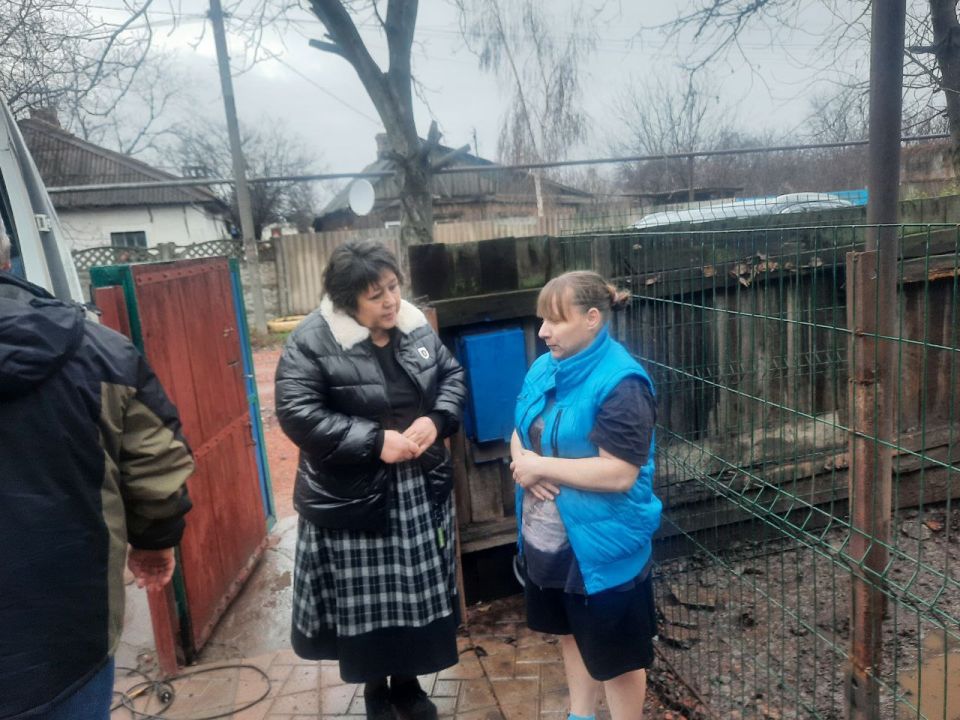 В Горловке оказали помощь многодетной семье В Горловке оказали помощь многодетной семье