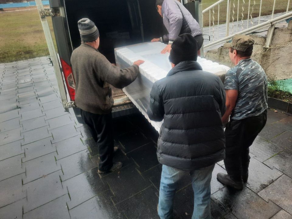 В Горловке оказали помощь многодетной семье В Горловке оказали помощь многодетной семье