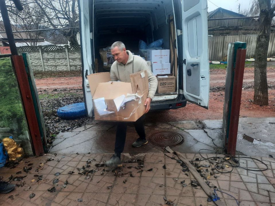 В Горловке оказали помощь многодетной семье В Горловке оказали помощь многодетной семье