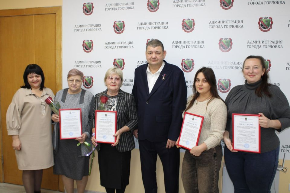 Иван Приходько: Сегодня вручил 4 свидетельства о регистрации Устава территориального общественного самоуправления (ТОС) в муниципальном образовании городского округа Горловка Донецкой Народной Республики Иван Приходько: Сегодня вручил 4 свидетельства о регистрации Устава территориального общественного самоуправления (ТОС) в муниципальном образовании городского округа Горловка Донецкой Народной Республики