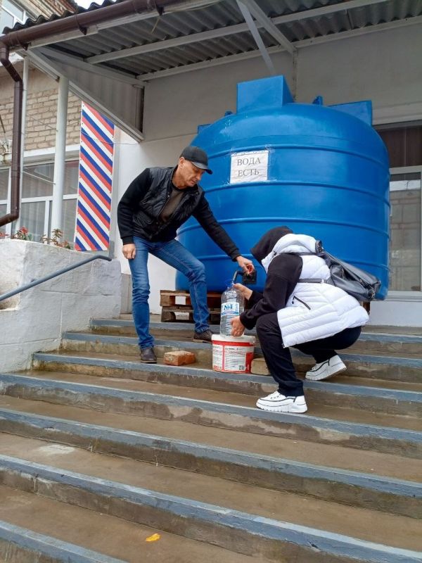 Роман Конев: 19 ноября 2025 года депутат Горловского городского совета от фракции «Единая Россия» Геннадий Маюров посетил место подвоза воды