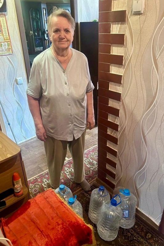 Кузбасский депутат помог обеспечить горловчан питьевой водой