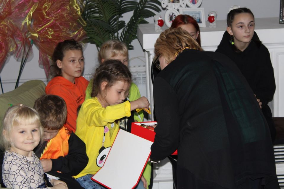 Иван Приходько: В социально-реабилитационный центр для несовершеннолетних города Горловка были переданы подарки от наших друзей из Ростова-на-Дону и лично от сопредседателя Всероссийской ассоциации развития местного... Иван Приходько: В социально-реабилитационный центр для несовершеннолетних города Горловка были переданы подарки от наших друзей из Ростова-на-Дону и лично от сопредседателя Всероссийской ассоциации развития местного...