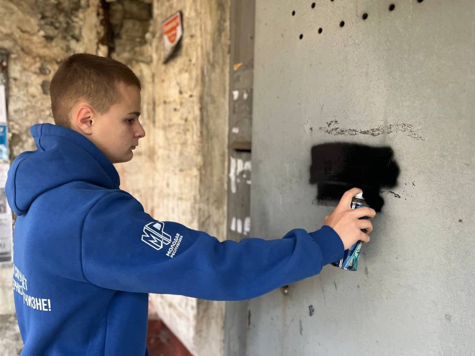 Молодёжка Горловки убирает негативную рекламу