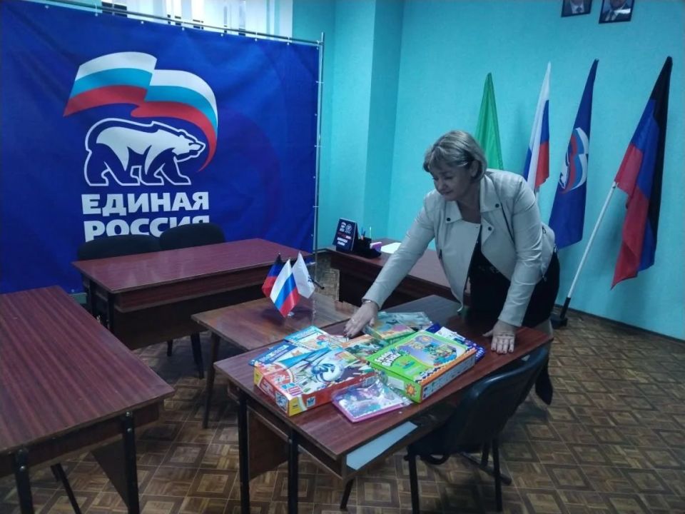 Роман Конев: Депутаты Горловского городского совета Донецкой Народной Республики от фракции «Единая Россия» приняли участие в благотворительной акции «Коробка храбрости» Роман Конев: Депутаты Горловского городского совета Донецкой Народной Республики от фракции «Единая Россия» приняли участие в благотворительной акции «Коробка храбрости»