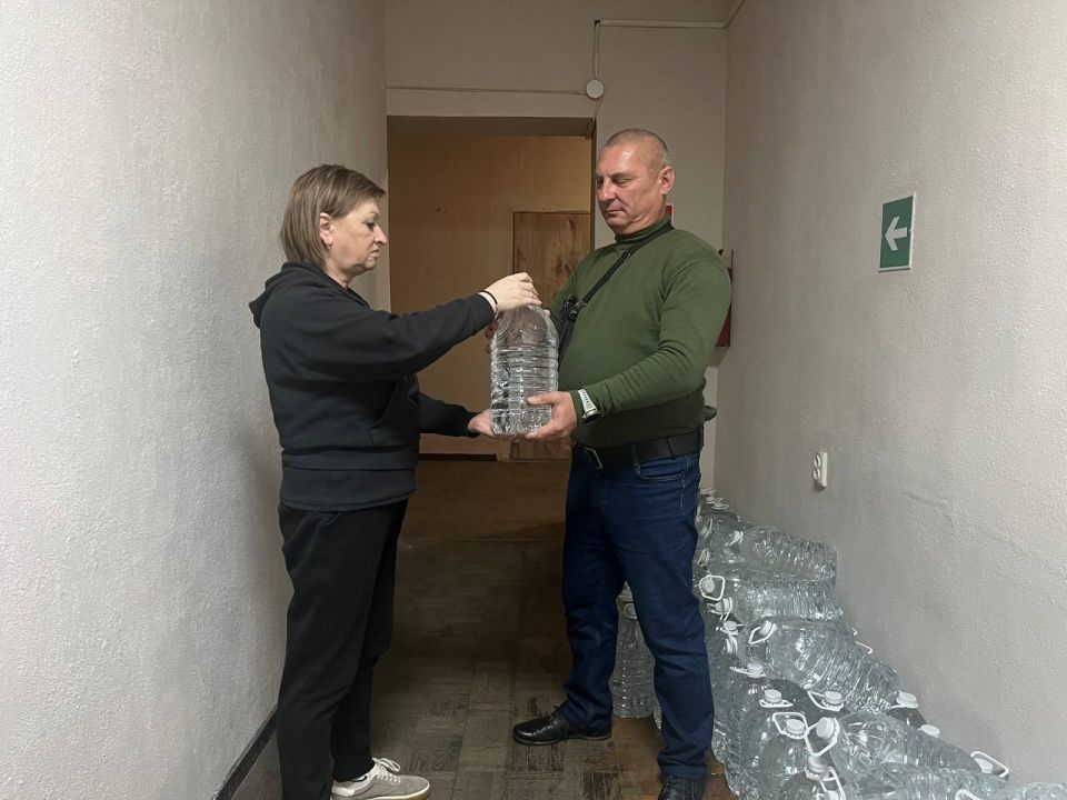 Роман Конев: 25 ноября 2025 года депутаты Горловского городского совета от фракции «Единая Россия» – Елена Кузьмина, Светлана Евсеенко и Даниил Карабаев – посетили места подвоза воды и осуществили адресный подвоз воды Роман Конев: 25 ноября 2025 года депутаты Горловского городского совета от фракции «Единая Россия» – Елена Кузьмина, Светлана Евсеенко и Даниил Карабаев – посетили места подвоза воды и осуществили адресный подвоз воды