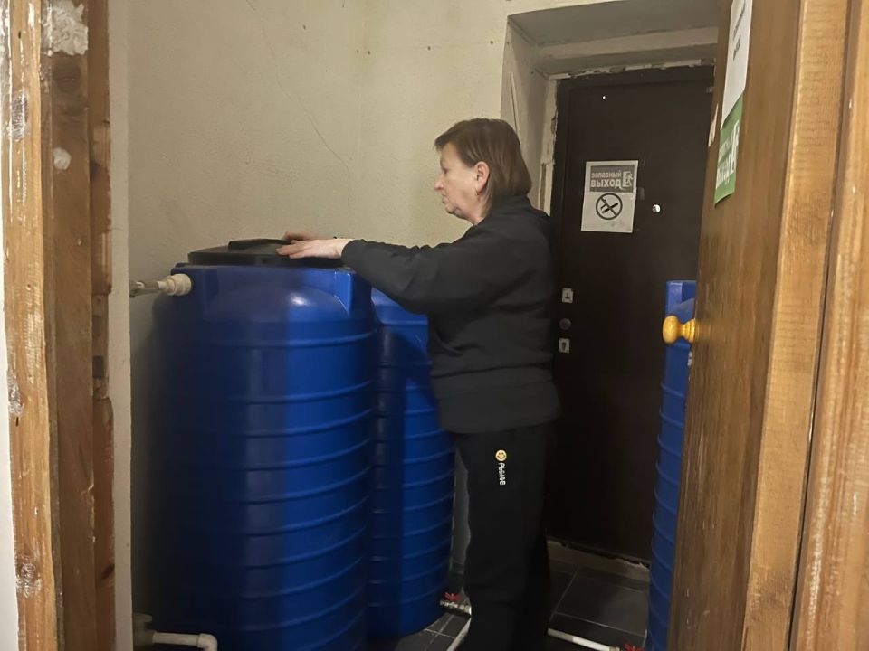 Роман Конев: 25 ноября 2025 года депутаты Горловского городского совета от фракции «Единая Россия» – Елена Кузьмина, Светлана Евсеенко и Даниил Карабаев – посетили места подвоза воды и осуществили адресный подвоз воды Роман Конев: 25 ноября 2025 года депутаты Горловского городского совета от фракции «Единая Россия» – Елена Кузьмина, Светлана Евсеенко и Даниил Карабаев – посетили места подвоза воды и осуществили адресный подвоз воды