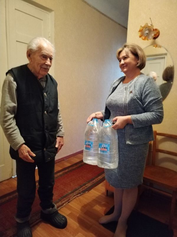 Роман Конев: 25 ноября 2025 года депутаты Горловского городского совета от фракции «Единая Россия» – Елена Кузьмина, Светлана Евсеенко и Даниил Карабаев – посетили места подвоза воды и осуществили адресный подвоз воды