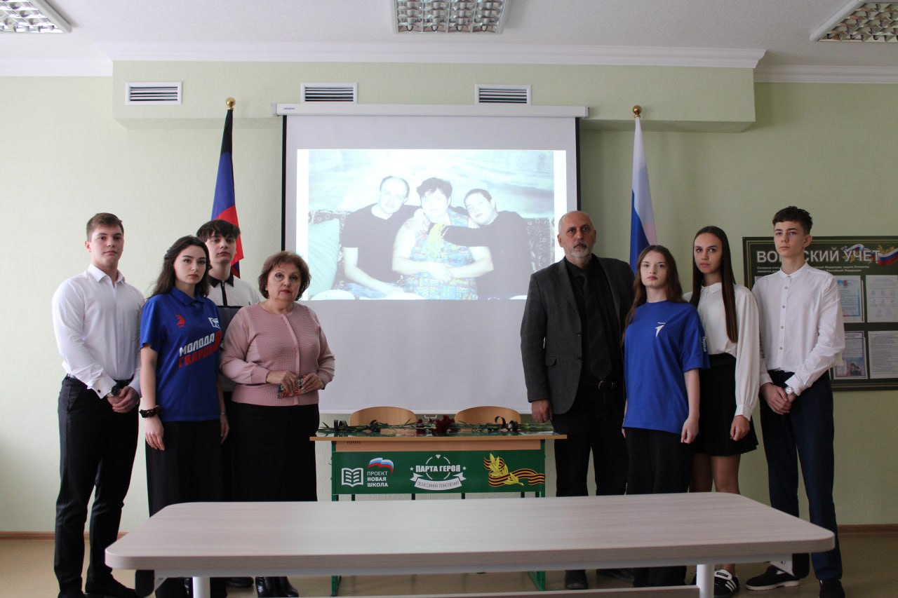 В Горловке состоялась торжественная церемония открытия «Парты Героя» В Горловке состоялась торжественная церемония открытия «Парты Героя»