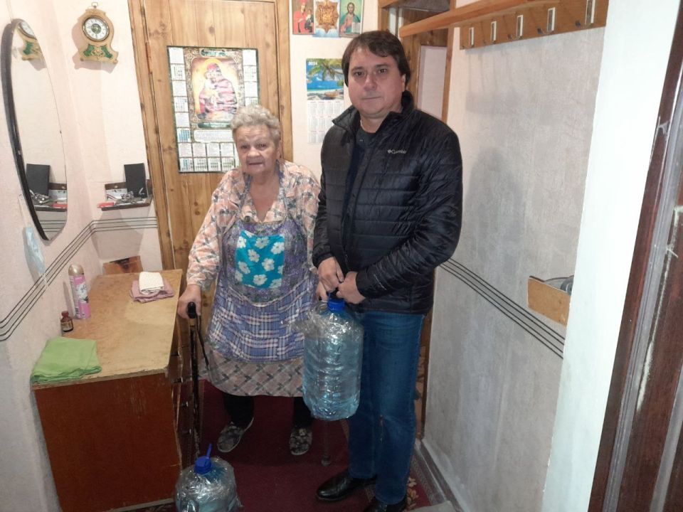 Роман Конев: 28 ноября 2025 года депутаты Горловского городского совета от фракции «Единая Россия» – Евгений Прокопович и Андрей Костюк – посетили места подвоза воды и осуществили адресную доставку воды