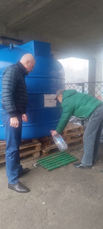 Роман Конев: 28 ноября 2025 года депутаты Горловского городского совета от фракции «Единая Россия» – Евгений Прокопович и Андрей Костюк – посетили места подвоза воды и осуществили адресную доставку воды Роман Конев: 28 ноября 2025 года депутаты Горловского городского совета от фракции «Единая Россия» – Евгений Прокопович и Андрей Костюк – посетили места подвоза воды и осуществили адресную доставку воды