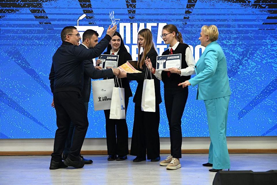 Денис Пушилин: Финалистами дебатного турнира «Лига ораторов» стали «IQрити» из Снежного, «Мастера слова» из Амвросиевки, «Конструктив» из Дебальцево Денис Пушилин: Финалистами дебатного турнира «Лига ораторов» стали «IQрити» из Снежного, «Мастера слова» из Амвросиевки, «Конструктив» из Дебальцево