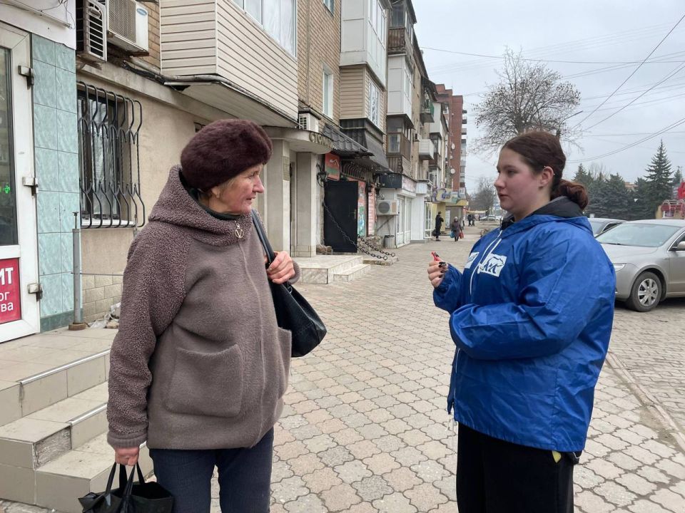 Активисты Молодёжки Горловки раздали прохожим красные ленты