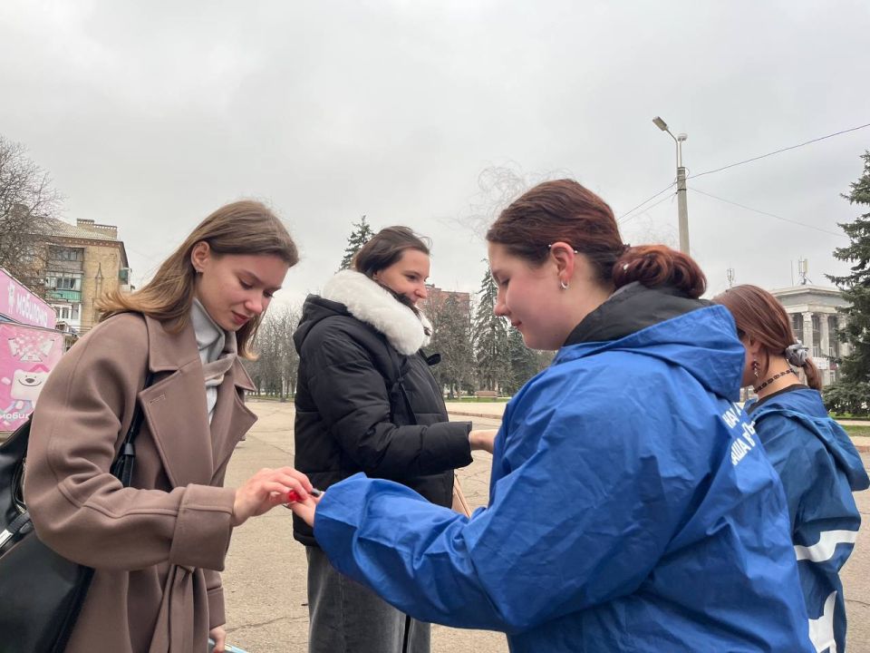 Активисты Молодёжки Горловки раздали прохожим красные ленты Активисты Молодёжки Горловки раздали прохожим красные ленты