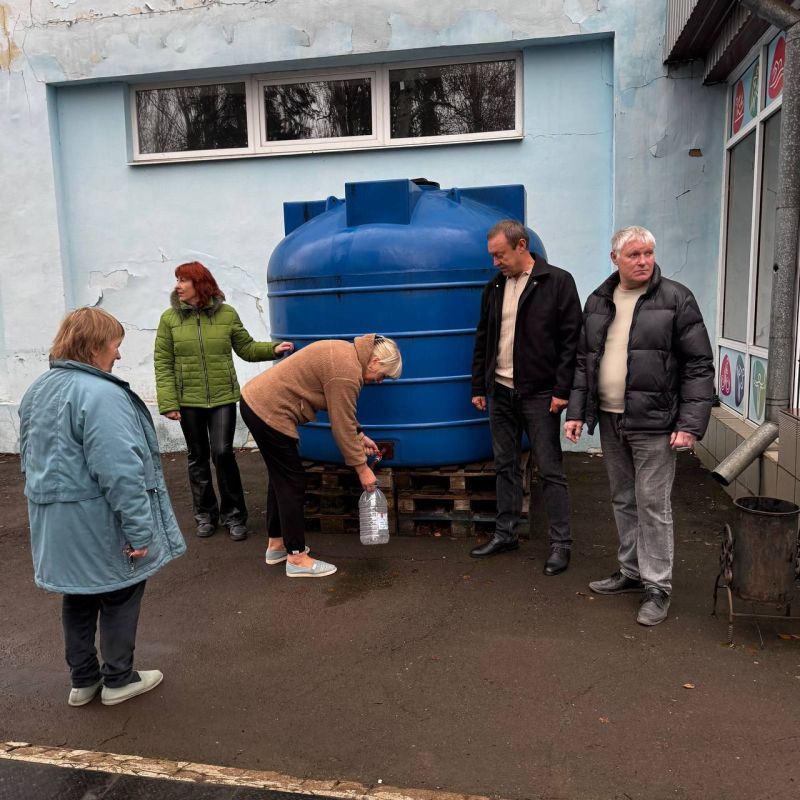 Роман Конев: 2 декабря 2025 года депутаты Горловского городского совета от фракции «Единая Россия» – Эдуард Полепкин, Даниил Карабаев, Елена Кузьмина – посетили места подвоза воды и осуществили адресный подвоз воды