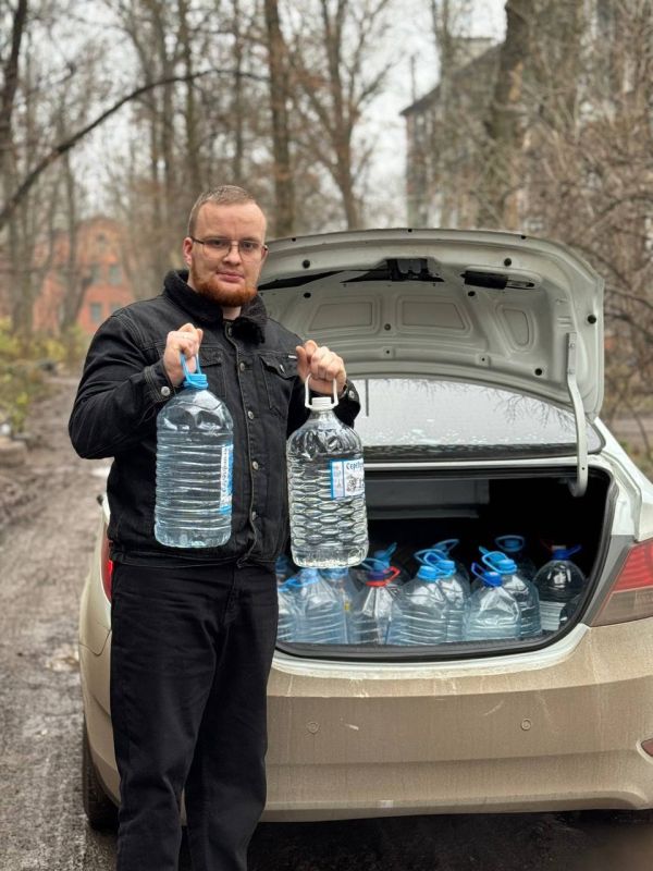 Роман Конев: 2 декабря 2025 года депутаты Горловского городского совета от фракции «Единая Россия» – Эдуард Полепкин, Даниил Карабаев, Елена Кузьмина – посетили места подвоза воды и осуществили адресный подвоз воды Роман Конев: 2 декабря 2025 года депутаты Горловского городского совета от фракции «Единая Россия» – Эдуард Полепкин, Даниил Карабаев, Елена Кузьмина – посетили места подвоза воды и осуществили адресный подвоз воды