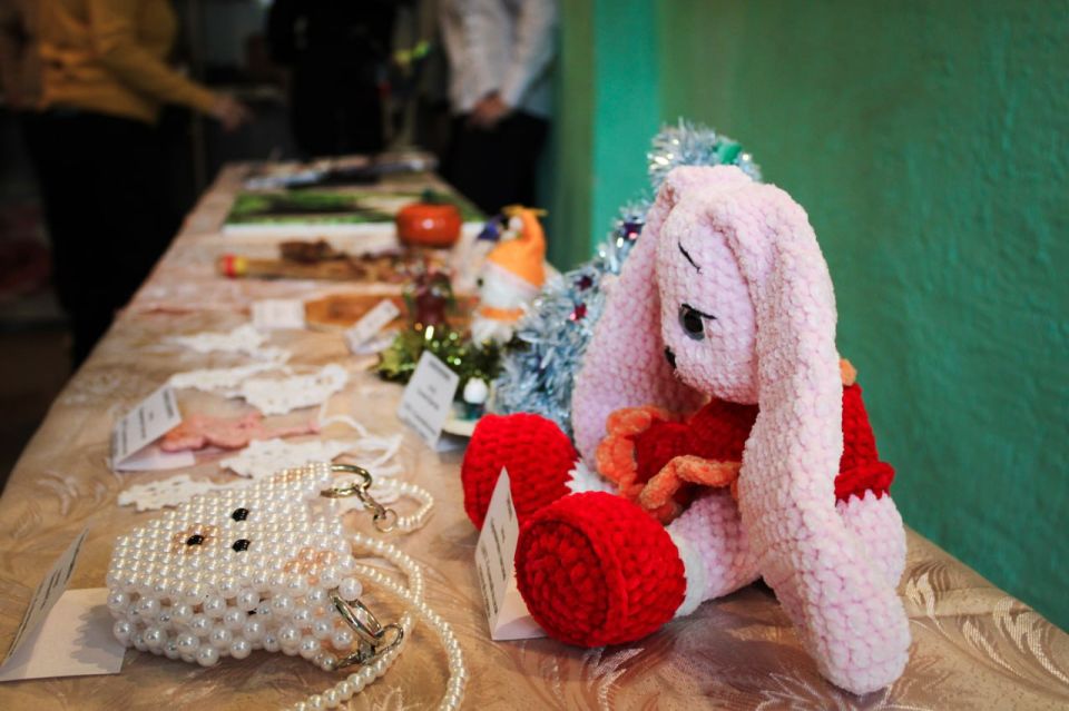 «Добрых рук творенье». 3 декабря в Горловке состоялась выставка творческих работ молодых людей с ограниченными возможностями здоровья, приуроченная к Международному дню инвалида «Добрых рук творенье». 3 декабря в Горловке состоялась выставка творческих работ молодых людей с ограниченными возможностями здоровья, приуроченная к Международному дню инвалида