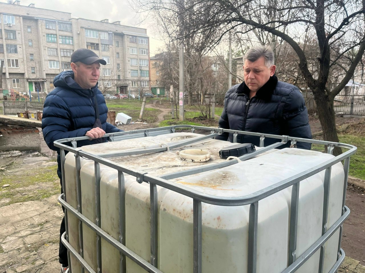 Роман Конев: 3 декабря 2025 года депутаты Горловского городского совета от фракции «Единая Россия» – София Потапова, Сергей Третьяков, Николай Гальченко, Алексей Костин – посетили места подвоза воды и осуществили адресный... Роман Конев: 3 декабря 2025 года депутаты Горловского городского совета от фракции «Единая Россия» – София Потапова, Сергей Третьяков, Николай Гальченко, Алексей Костин – посетили места подвоза воды и осуществили адресный...