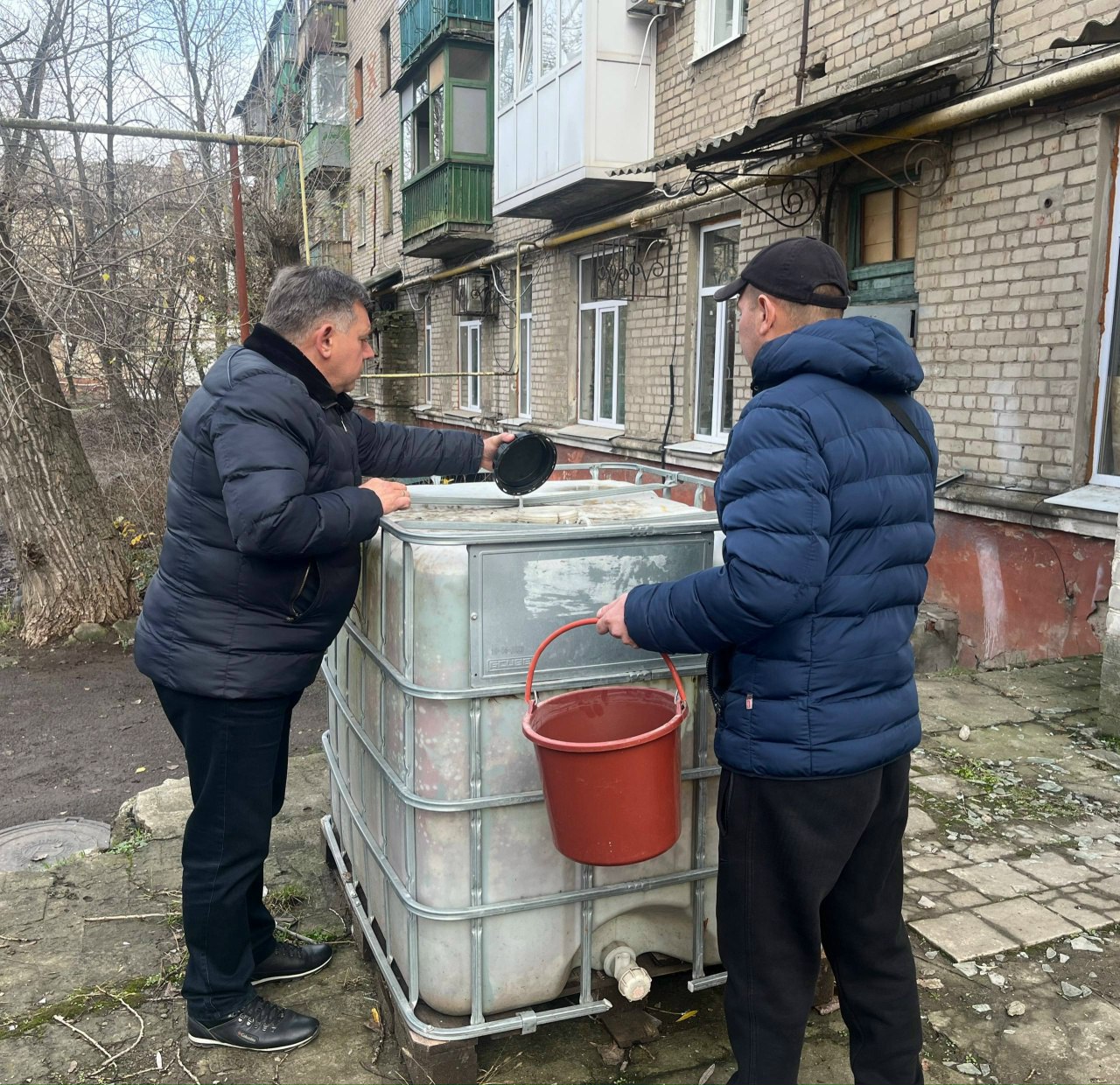 Роман Конев: 3 декабря 2025 года депутаты Горловского городского совета от фракции «Единая Россия» – София Потапова, Сергей Третьяков, Николай Гальченко, Алексей Костин – посетили места подвоза воды и осуществили адресный... Роман Конев: 3 декабря 2025 года депутаты Горловского городского совета от фракции «Единая Россия» – София Потапова, Сергей Третьяков, Николай Гальченко, Алексей Костин – посетили места подвоза воды и осуществили адресный...