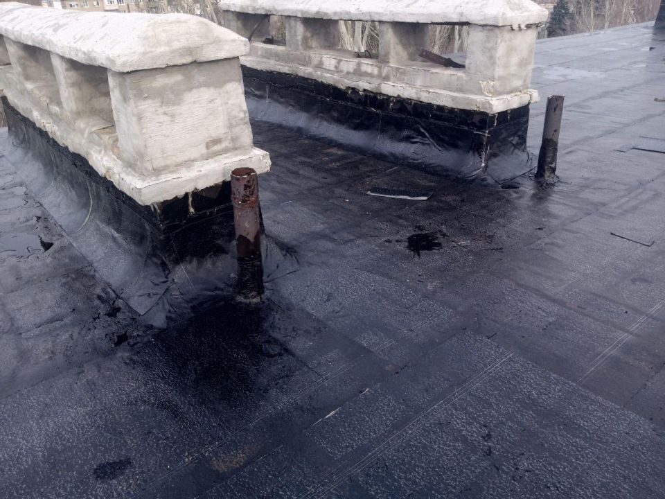 Строители восстанавливают крыши многоквартирных домов в Горловке при помощи материалов из Кузбасса