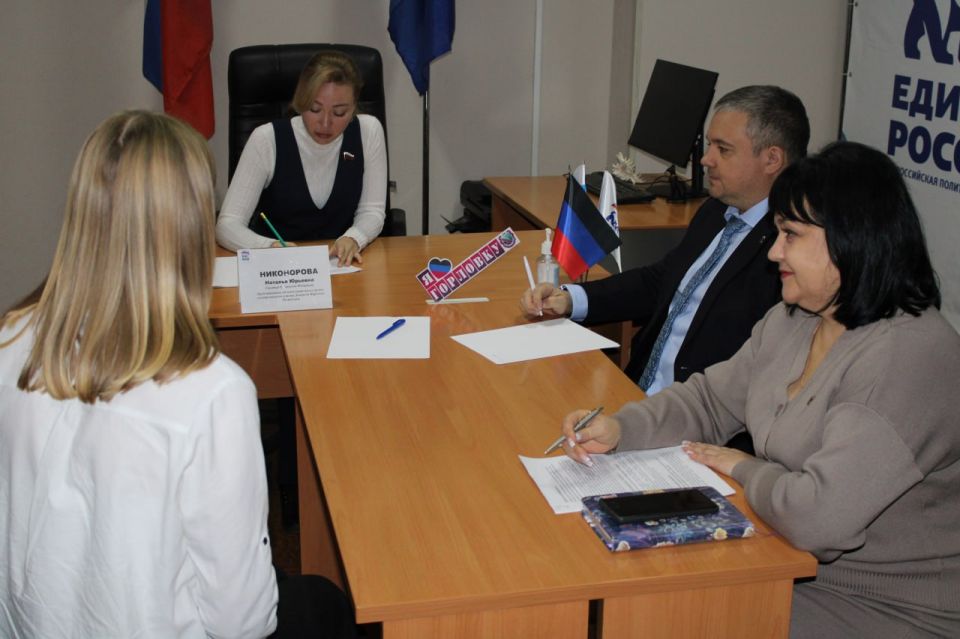 Иван Приходько: Член Совета Федерации Федерального Собрания Российской Федерации, заместитель председателя Комитета Совета Федерации по международным делам, координатор совета партийного проекта «Женское движение» Донецкого... Иван Приходько: Член Совета Федерации Федерального Собрания Российской Федерации, заместитель председателя Комитета Совета Федерации по международным делам, координатор совета партийного проекта «Женское движение» Донецкого...