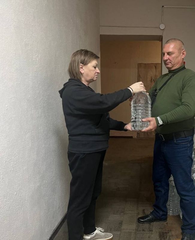 Роман Конев: 4 декабря 2025 года депутаты Горловского городского совета от фракции «Единая Россия» – Павел Калфакчиян и Светлана Евсеенко осуществили адресный подвоз воды Роман Конев: 4 декабря 2025 года депутаты Горловского городского совета от фракции «Единая Россия» – Павел Калфакчиян и Светлана Евсеенко осуществили адресный подвоз воды