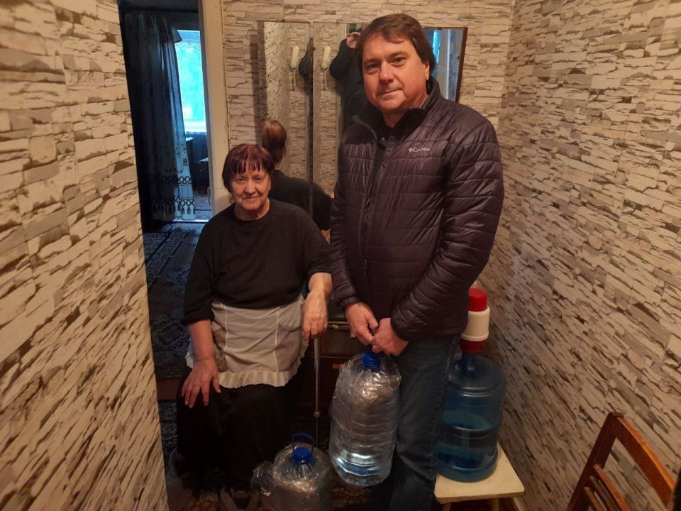 Роман Конев: 5 декабря 2025 года депутаты Горловского городского совета от фракции «Единая Россия» – Максим Лебедев, Светлана Евсеенко, Андрей Костюк, Эдуард Полепкин, Евгений Прокопович – осуществили адресный подвоз воды и... Роман Конев: 5 декабря 2025 года депутаты Горловского городского совета от фракции «Единая Россия» – Максим Лебедев, Светлана Евсеенко, Андрей Костюк, Эдуард Полепкин, Евгений Прокопович – осуществили адресный подвоз воды и...