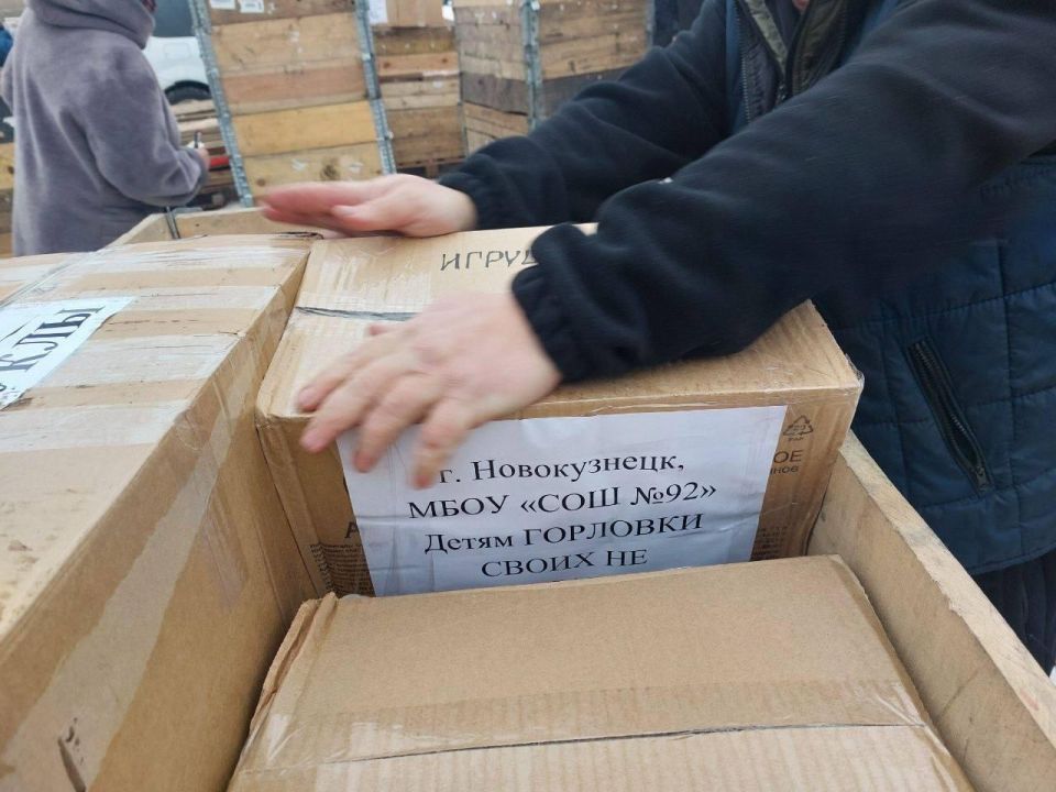 Кузбассовцы собрали гуманитарную помощь для детей из Горловки Кузбассовцы собрали гуманитарную помощь для детей из Горловки