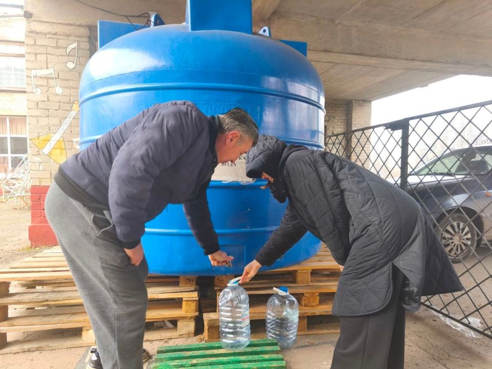 Роман Конев: 5 декабря 2025 года депутаты Горловского городского совета от фракции «Единая Россия» – Максим Лебедев, Светлана Евсеенко, Андрей Костюк, Эдуард Полепкин, Евгений Прокопович – осуществили адресный подвоз воды и... Роман Конев: 5 декабря 2025 года депутаты Горловского городского совета от фракции «Единая Россия» – Максим Лебедев, Светлана Евсеенко, Андрей Костюк, Эдуард Полепкин, Евгений Прокопович – осуществили адресный подвоз воды и...