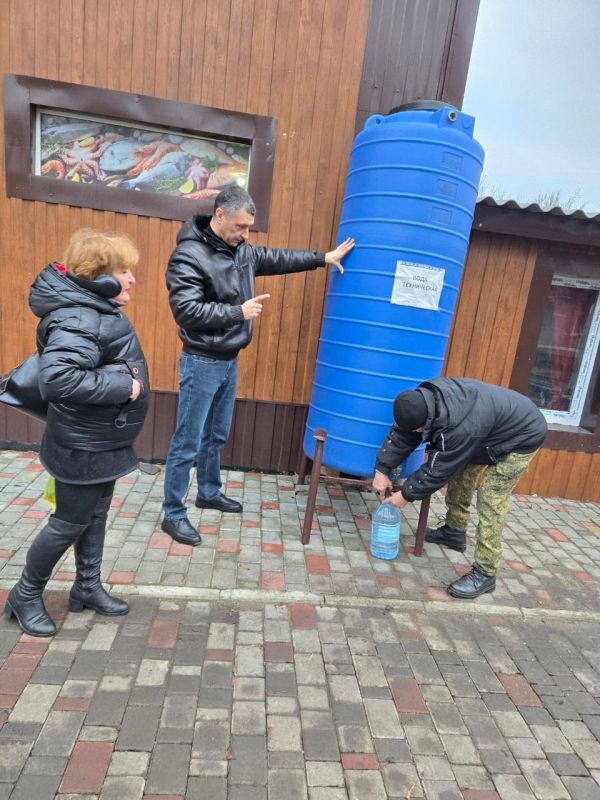 Роман Конев: 5 декабря 2025 года депутаты Горловского городского совета от фракции «Единая Россия» – Максим Лебедев, Светлана Евсеенко, Андрей Костюк, Эдуард Полепкин, Евгений Прокопович – осуществили адресный подвоз воды и... Роман Конев: 5 декабря 2025 года депутаты Горловского городского совета от фракции «Единая Россия» – Максим Лебедев, Светлана Евсеенко, Андрей Костюк, Эдуард Полепкин, Евгений Прокопович – осуществили адресный подвоз воды и...